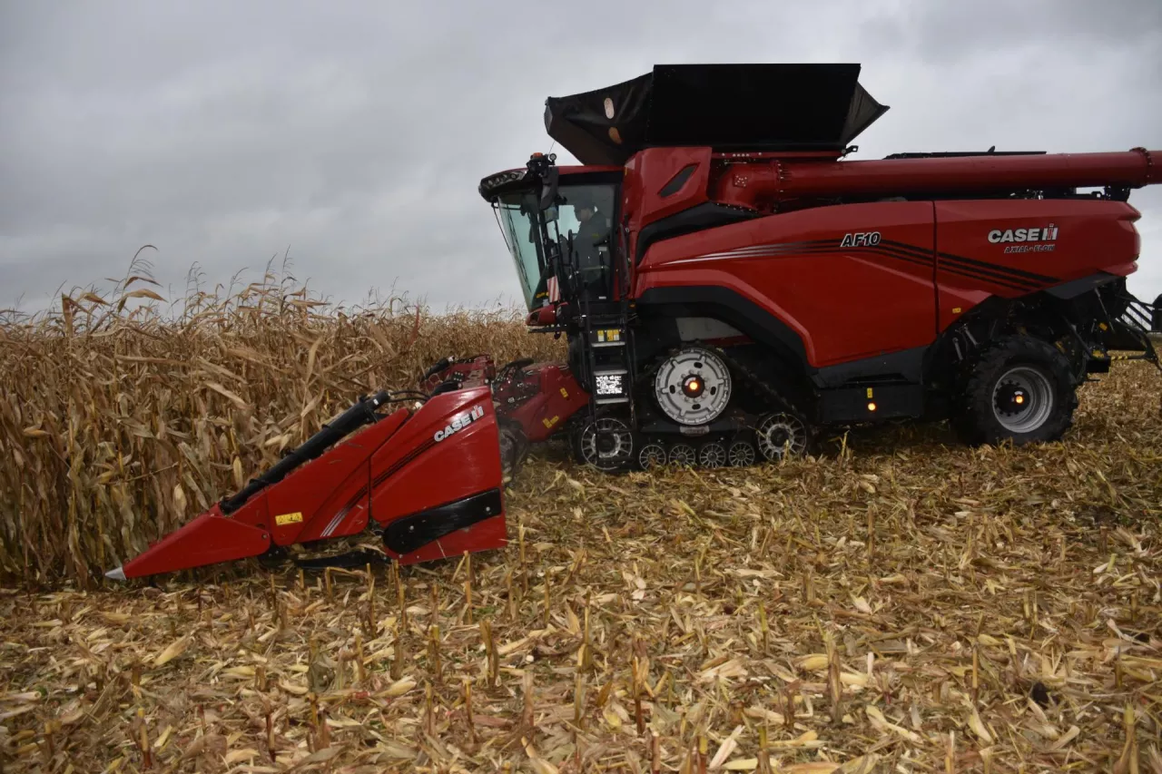 Kombajn AF10 napędzany jest silnikiem FPT Cursor o pojemności 16 l i mocy 775 KM