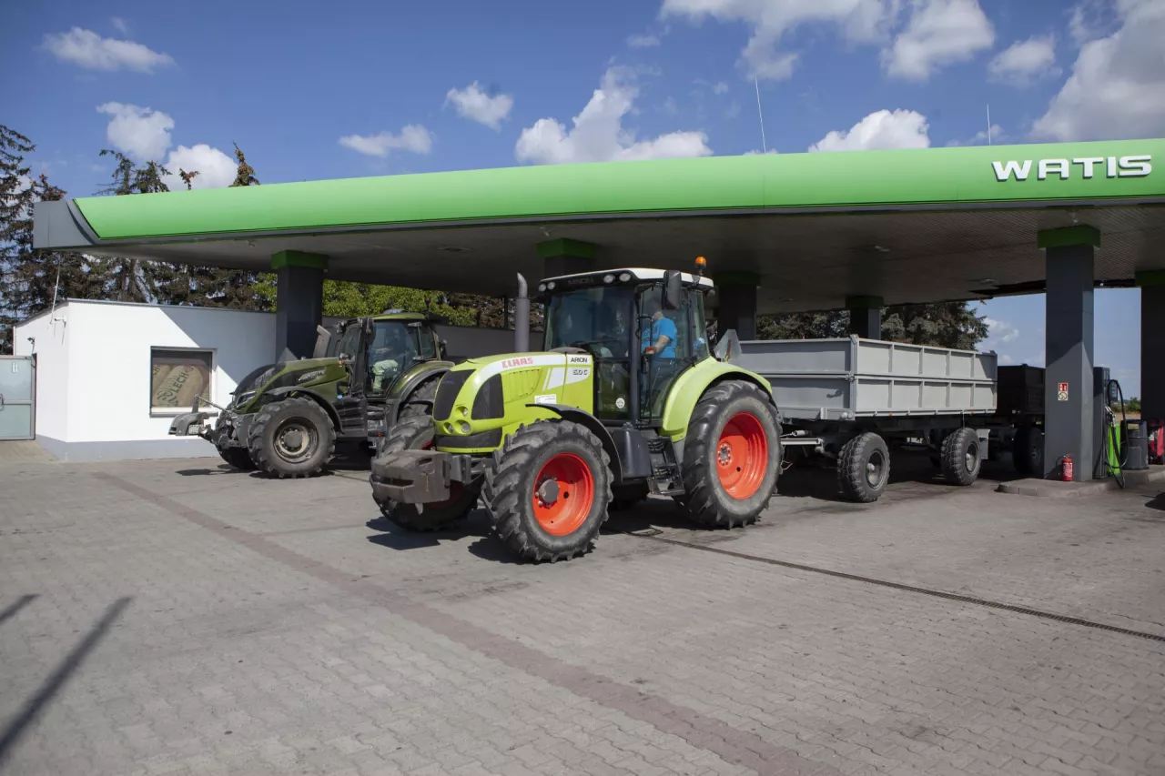 Dwa ciągniki na stacji benzynowej 