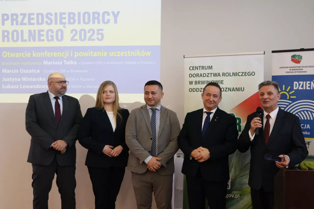 Dzień Przedsiębiorcy Rolnego 2025 otworzyli: od lewej: Łukasz Lewandowski, Dyrektor MODR w Warszawie; Justyna Winiarska, Dyrektor WODR w Poznaniu; Marcin Oszańca, Dyrektor CDR w Brwinowie; Jarosław Maciejewski, Wicewojewoda Wielkopolski i Mariusz Tatka, Dyrektor CDR w Brwinowie Oddział w Poznaniu.