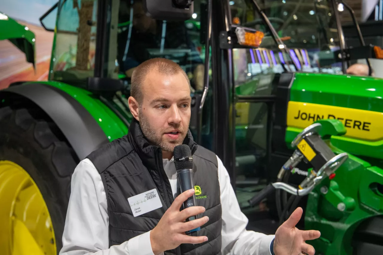 Ciągnik elektryczny John Deere E-Power o mocy 130 KM podczas prezentacji na Agritechnica 2025 – modułowa konstrukcja, akumulatory z chłodzeniem cieczą i napędy przyszłości.