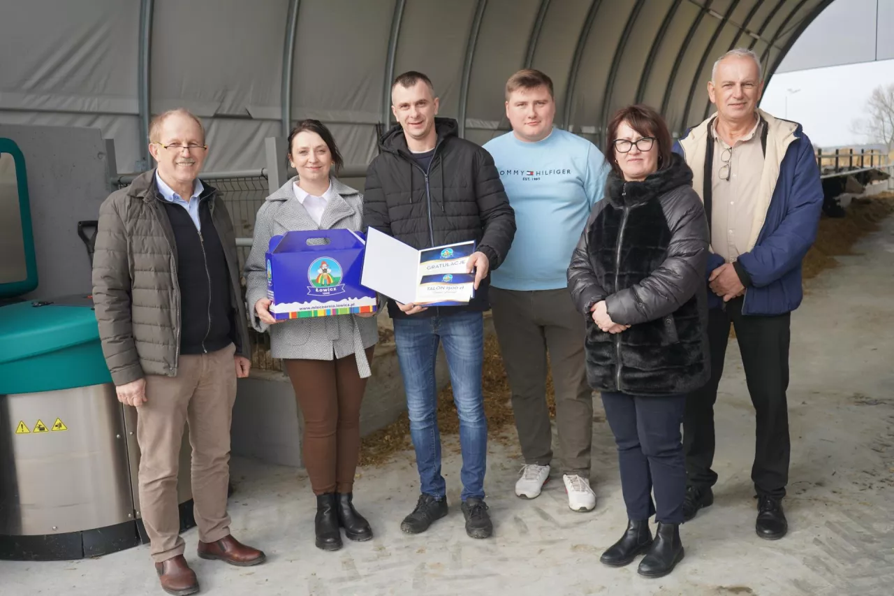  gospodarze z przedstawicielami mleczarni