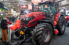 Ciągnik Basak 5165 z silnikiem Deutz, amortyzowaną przednią osią, kabiną Red Power i przednim TUZ – wersja 155 KM zaprezentowana na targach Agritechnica.