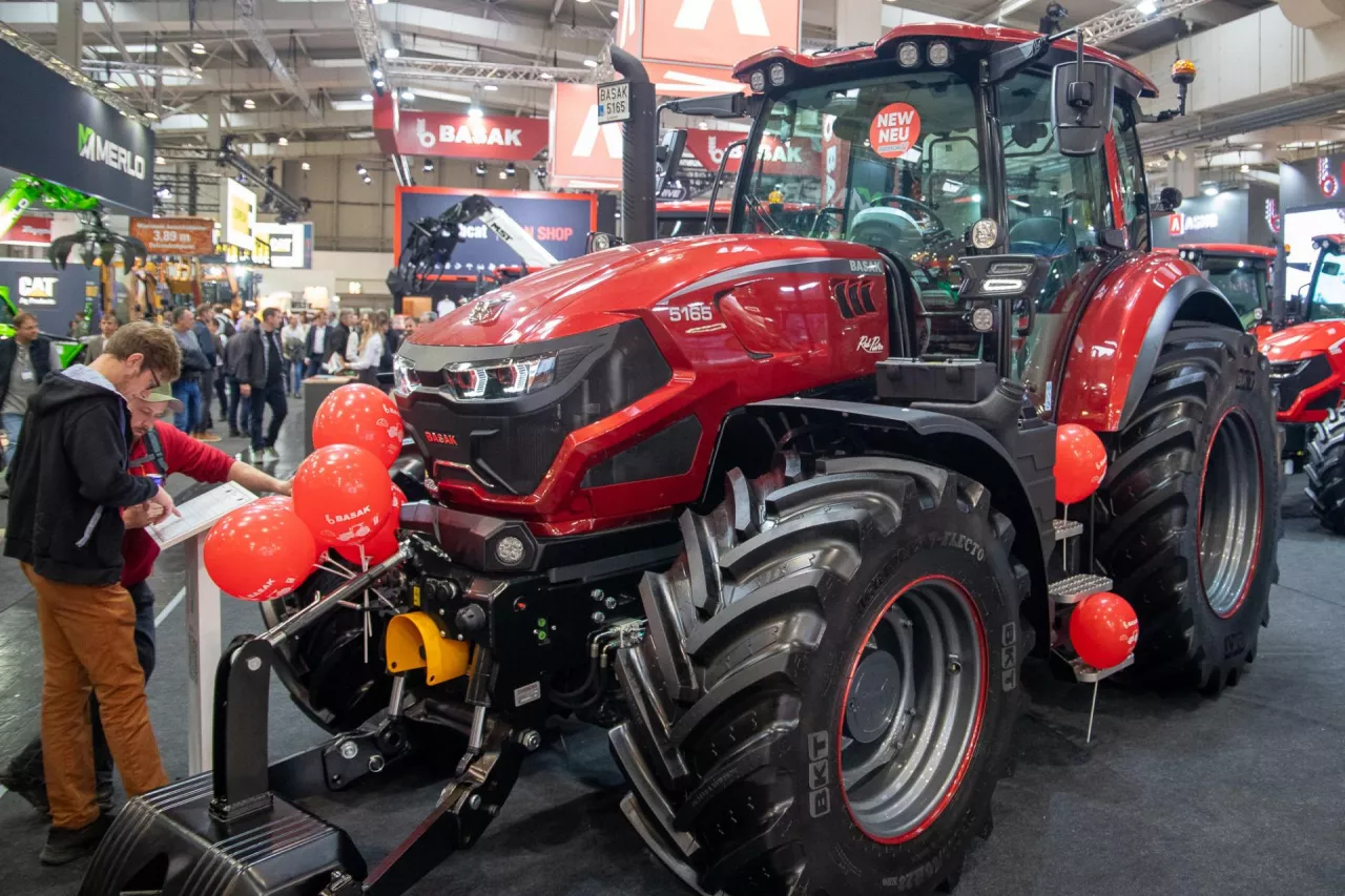 Ciągnik Basak 5165 z silnikiem Deutz, amortyzowaną przednią osią, kabiną Red Power i przednim TUZ – wersja 155 KM zaprezentowana na targach Agritechnica.