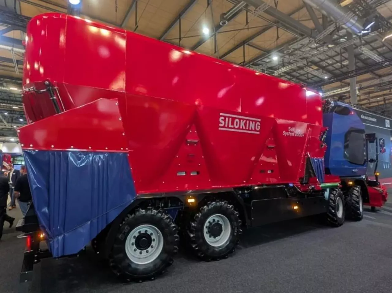 Wóz paszowy gigant. Nakarmi na raz 320 krów