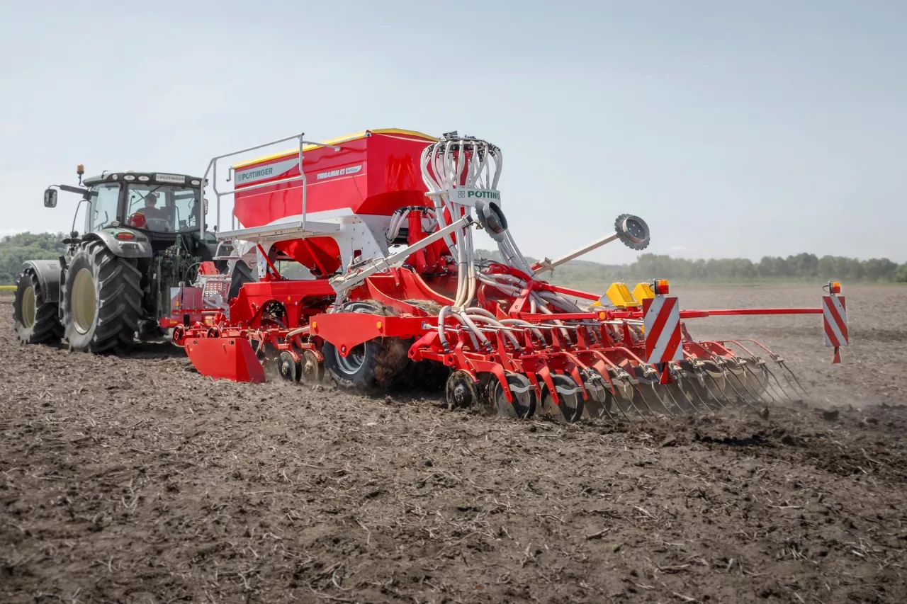 Przyczepiony do ciągnika kultywator, uprawiający glebę