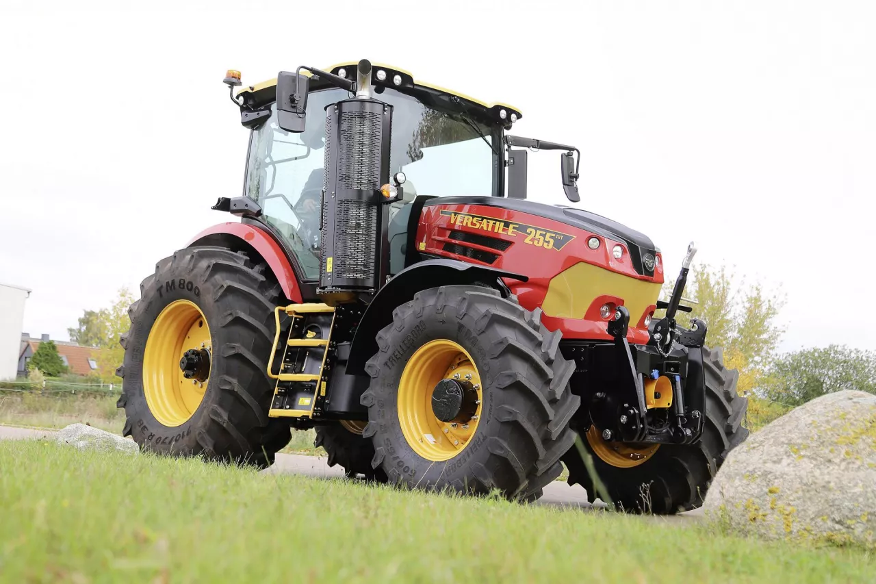 Versatile Nemesis 255 CVT na europejskim rynku