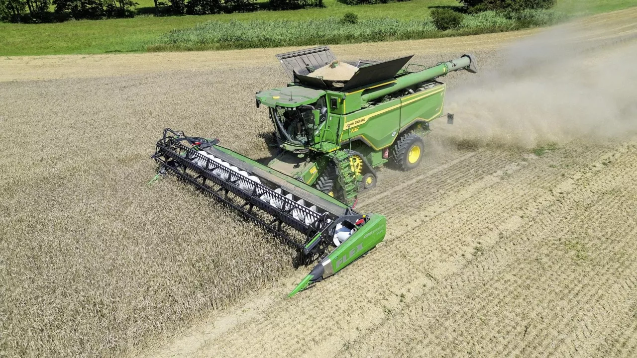 Zespół żniwny, heder, który dopasowuje się do pola. elastyczny heder koszenie i zbiór rzepaku