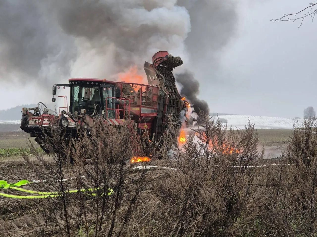kombajn do zbioru buraków objęty płomieniami