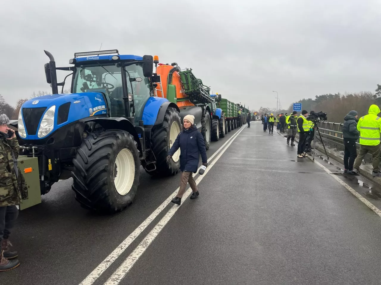 100 ciągników blokuje S3. Rolnicy walczą o rekompensaty. ”Ktoś nas okradł”