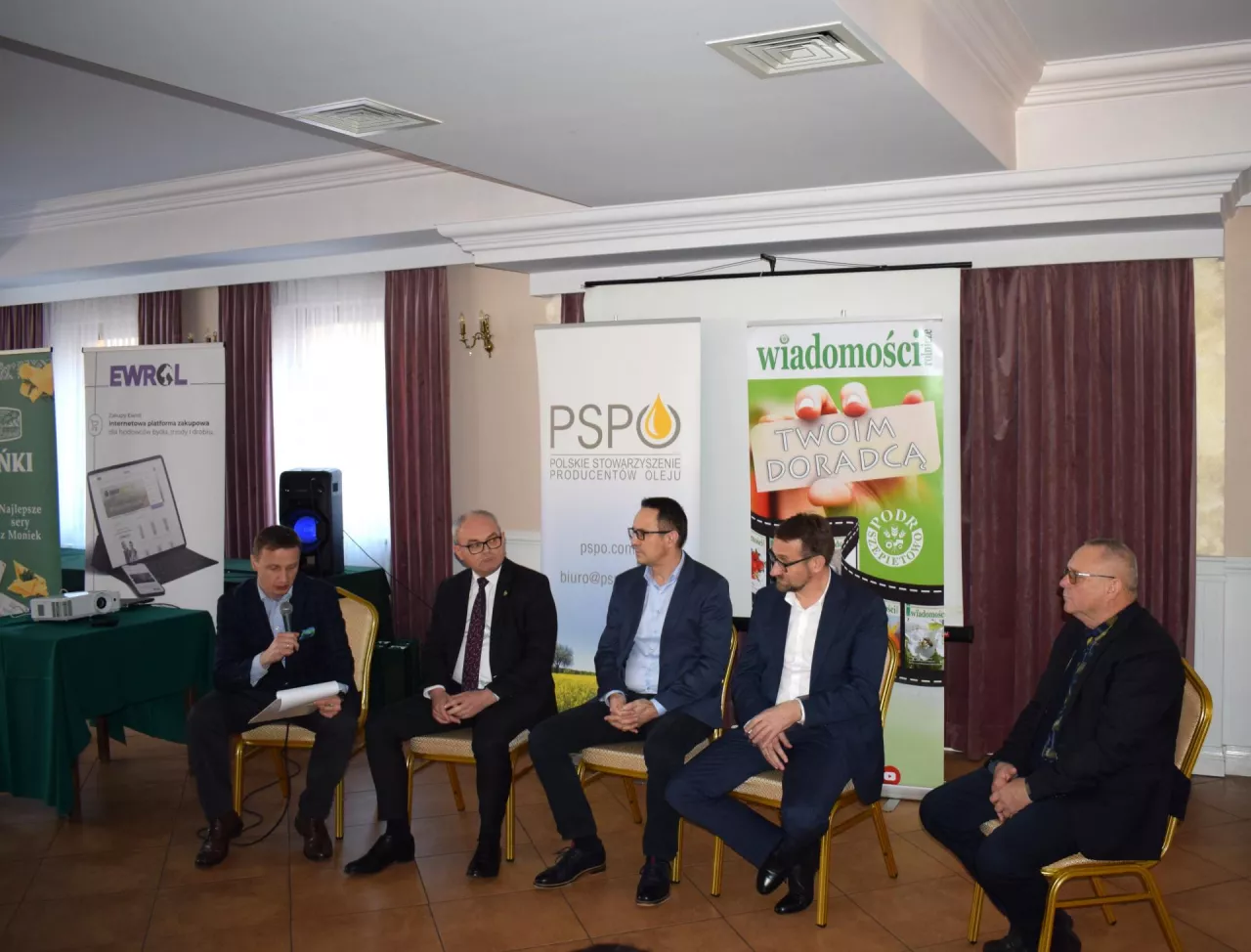 Podczas panelu eksperckiego dyskusja koncentrowała się na bieżących wyzwaniach w uprawie rzepaku, przeważały argumenty, że mimo wszystko rzepak w obecnych warunkach rynkowych i pogodowych nadal ”broni się” jako kierunek produkcji