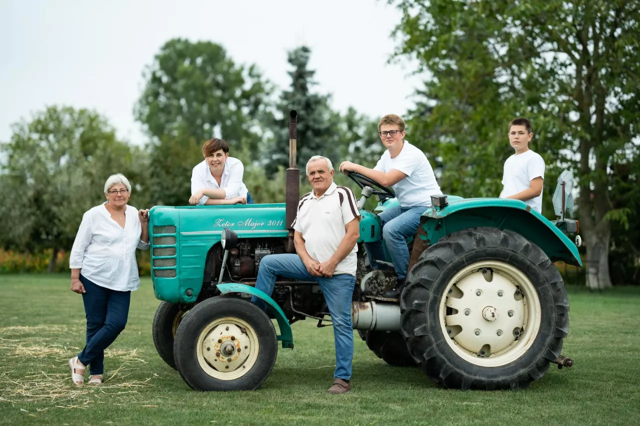 Rodzina kolekcjonerów z Ośna: od lewej Elżbieta Chwałek, córka Magdalena Zając, Krzysztof Chwałek, starszy wnuk Franciszek Zając i młodszy wnuk Gabriel Zając