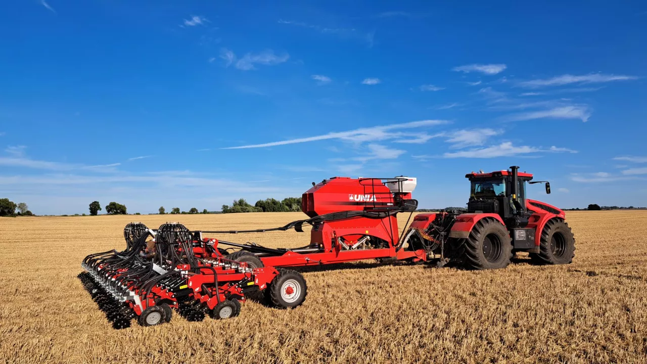 czerwony siewnik podczas pracy w polu