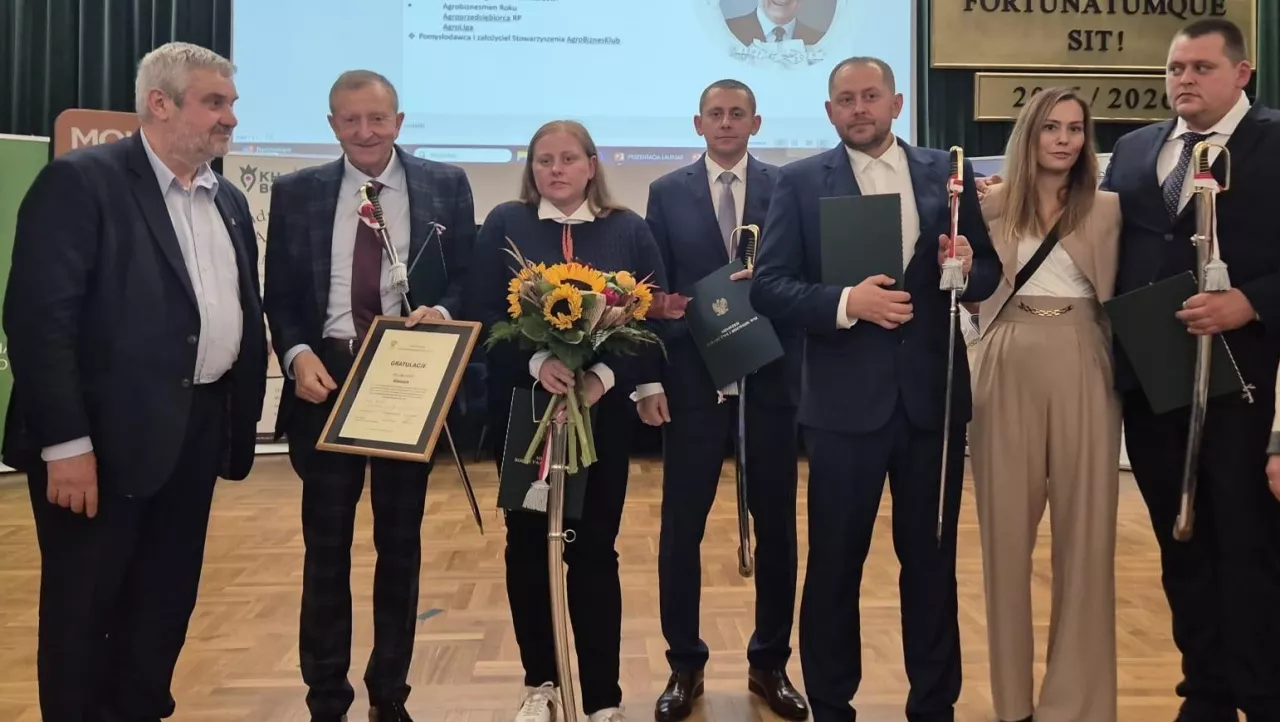 Od lewej: Krzysztof Ardanowski – były minister rolnictwa, Alfred Kieloch z przedstawicielami rodziny, a okazja ku temu to nadany w 2025 r. tytuł „Wzorowy Agroprzedsiębiorca RP”
