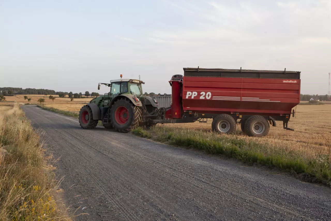 Żniwa Kamionna, ciągnik, przyczepa, ciągnik na drodze