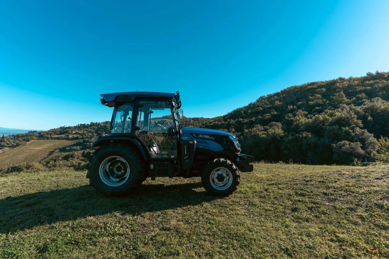 Solis wprowadza na rynek polski ciągnik N90 – specjalistyczne rozwiązanie dla sadów i winnic