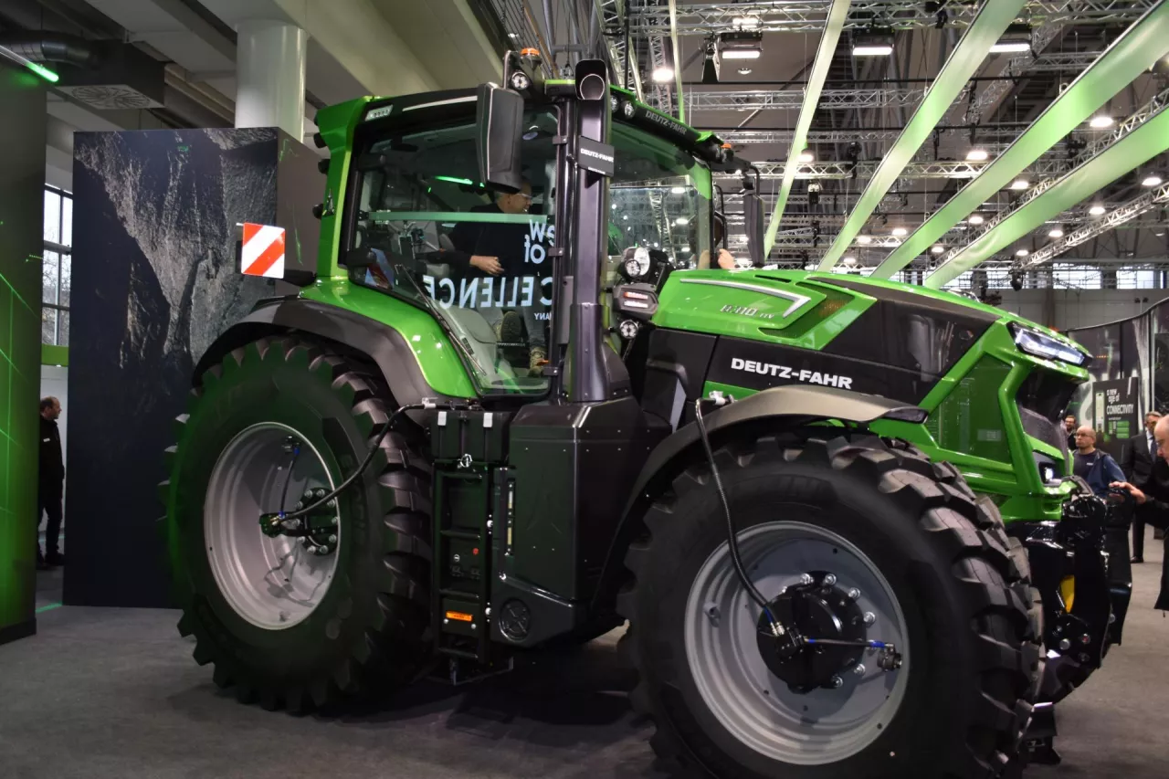 W Hanowerze Deutz-Fahr przedstawił nową serię 8 TTV. Tworzą ją dwa modele ciągników o mocy 313 i 340 KM