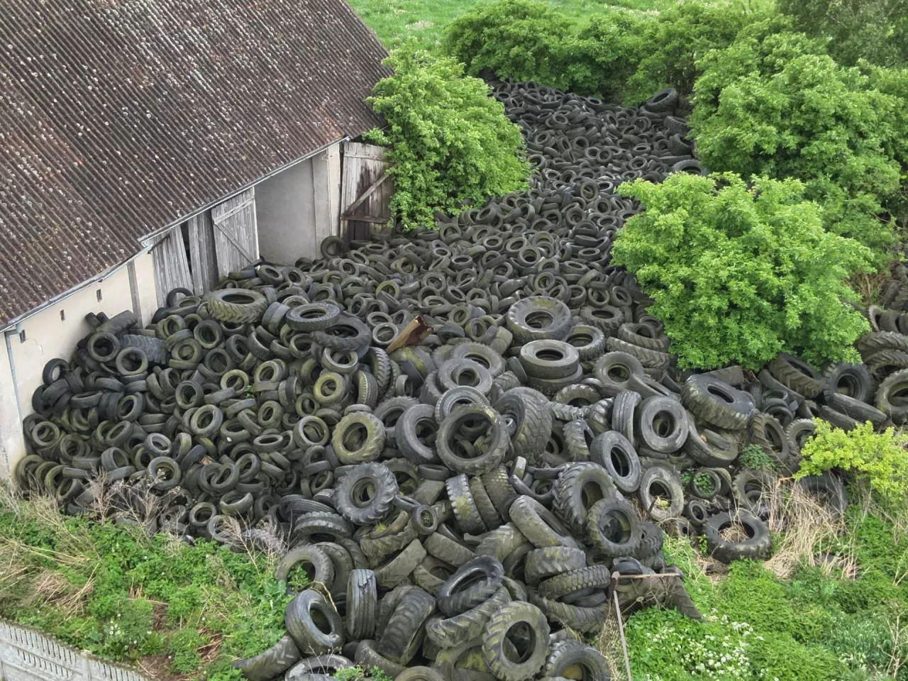 Rolnicy od lat wnioskują o to, by mogli wykorzystywać w gospodarstwach zużyte opony, m.in. do obciążania pryzm. Co na to resort rolnictwa?