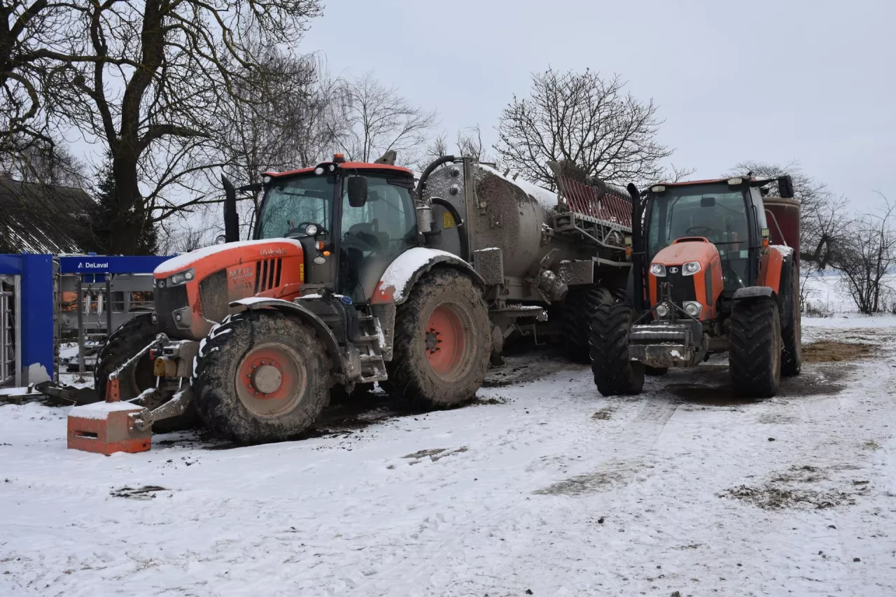 Prace polowe oraz obsługę zwierząt zapewnia siedem intensywnie eksploatowanych ciągników. Wszystkie egzemplarze pochodzą od tego samego producenta