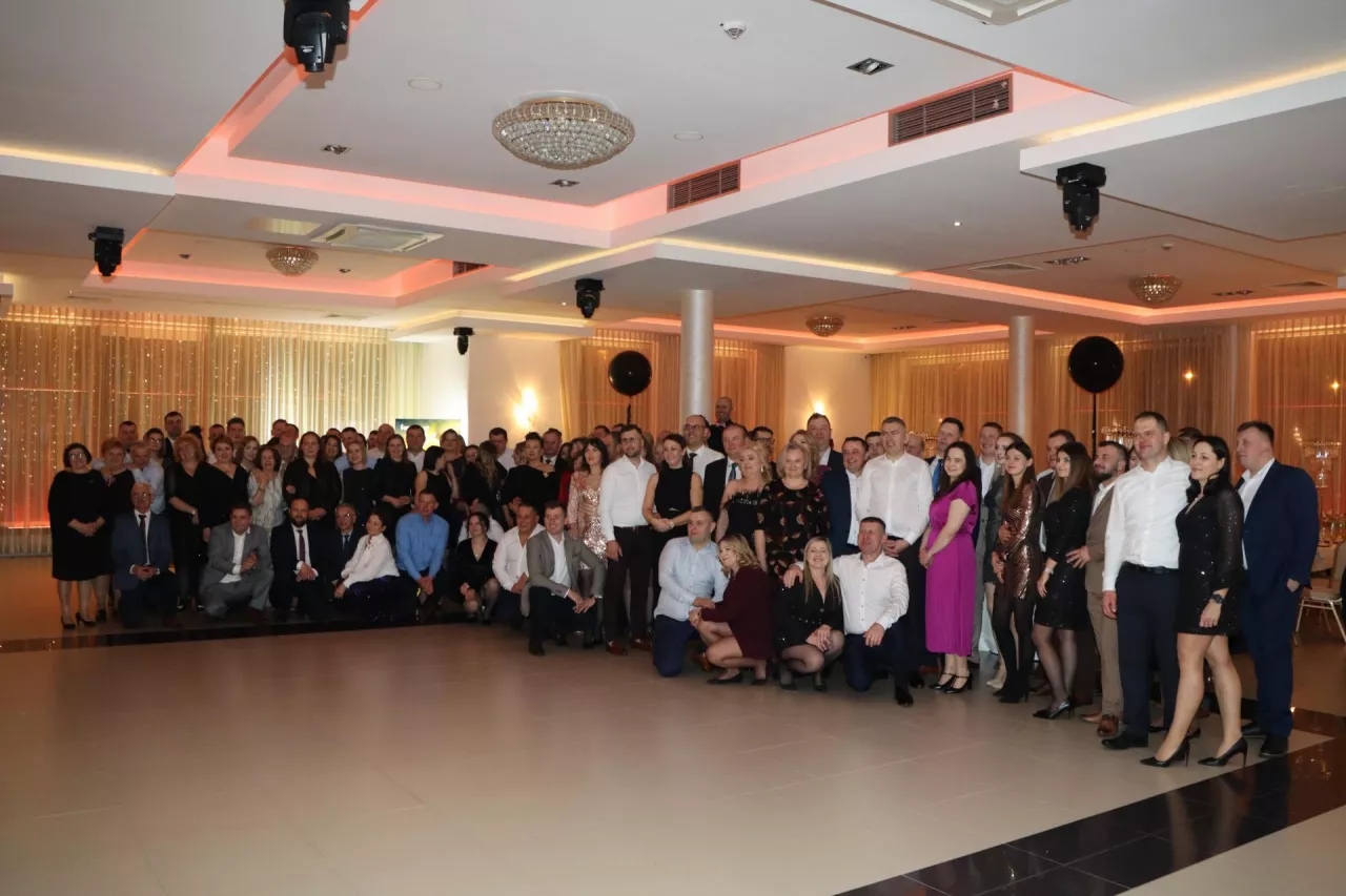 Zbiorowe zdjęcie uczestników balu