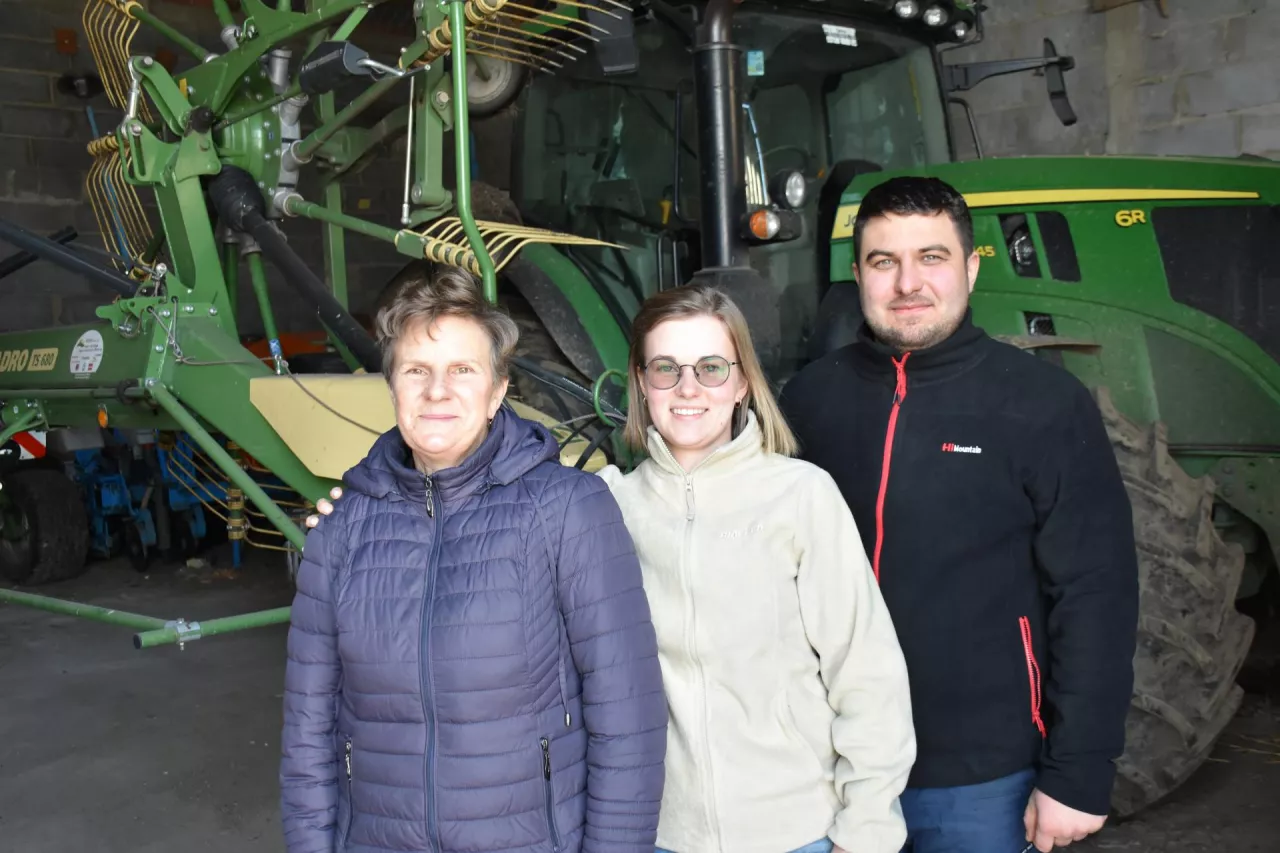 Natalia i Adrian Bartosiowie wraz z mamą Ewą Kowalczyk