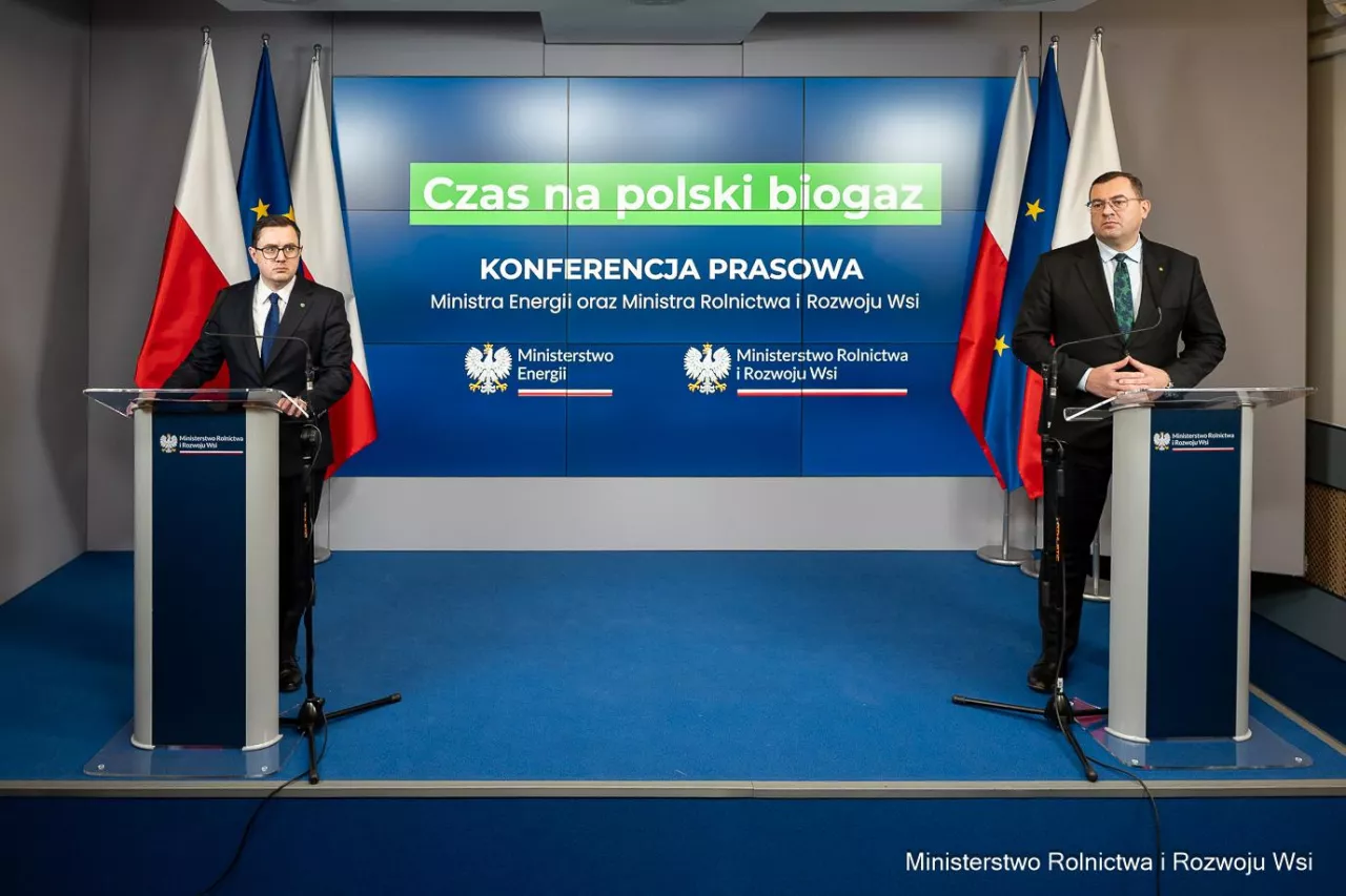 Konfrencja prasowa ministra rolnictwa Stefana Krajewskiego oraz ministra energii Miłosza Motyki na temat rozwoju biogazowni w Polsce.