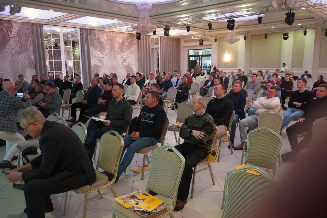 Na cenę mleka wpływu praktycznie nie mamy. Na koszty produkcji już tak, a kluczowe w tym zakresie obszary to: koszty żywienia (ok. 63% wszystkich kosztów), zdrowie metaboliczne i prewencja, rozród, remont stada oraz jakość i niemarnotrawienie pasz objętościowych. Jak ograniczać w tym zakresie koszty i zwiększać efektywność produkcji mogli dowiedzieć się hodowcy, którzy licznie przybyli w tym roku na nasze Forum Mleko