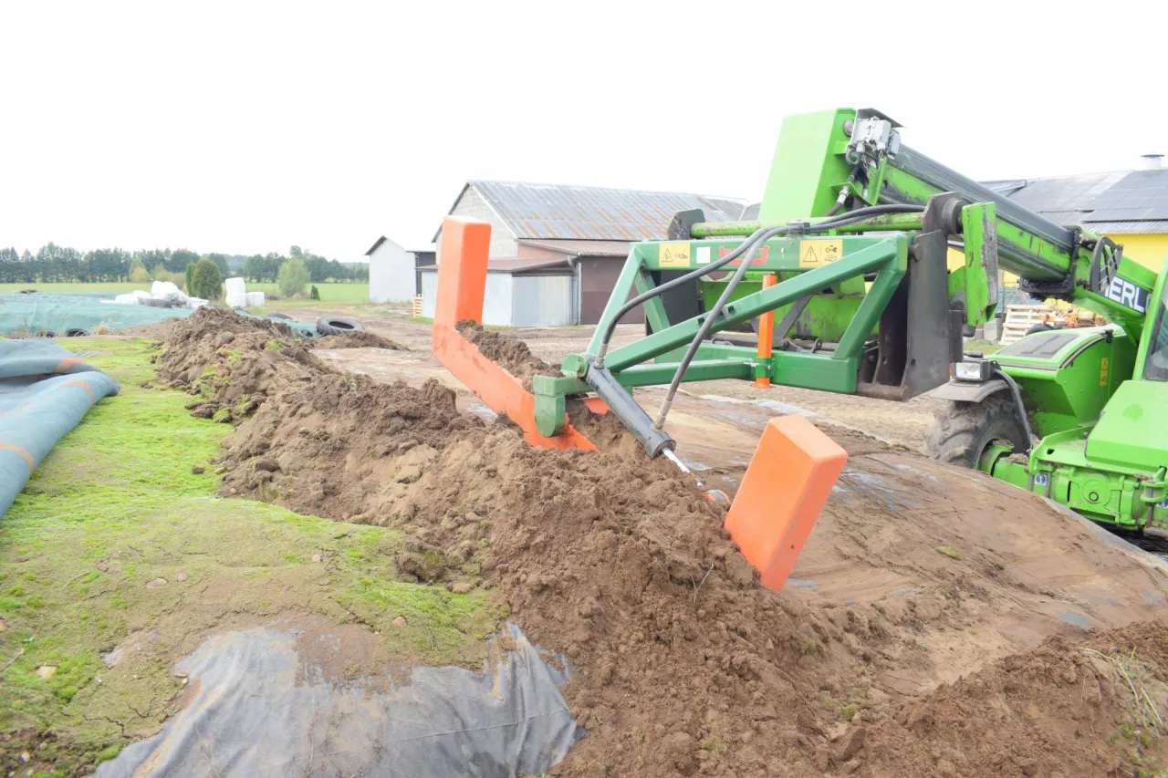 Przystawka do usuwania ziemi z pryzmy kiszonki