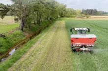 Jak precyzyjnie rozsiać nawóz przy granicy pola?