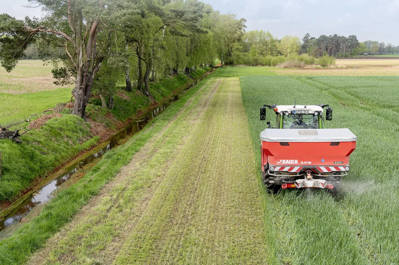 Jak precyzyjnie rozsiać nawóz przy granicy pola?