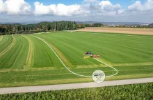 Kosiarka Pöttinger Novacat z automatycznym sterowaniem sposobem odkładania pokosu.