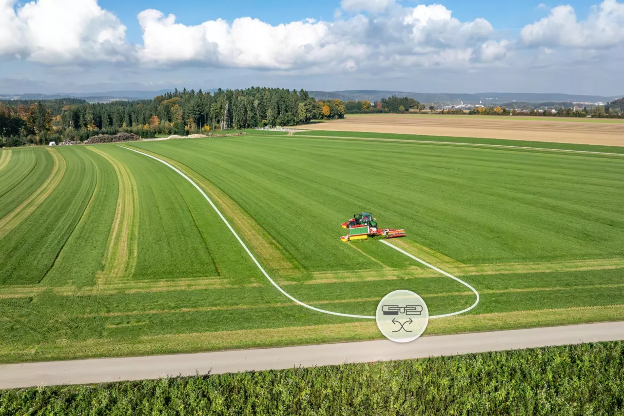 Kosiarka Pöttinger Novacat z automatycznym sterowaniem sposobem odkładania pokosu.