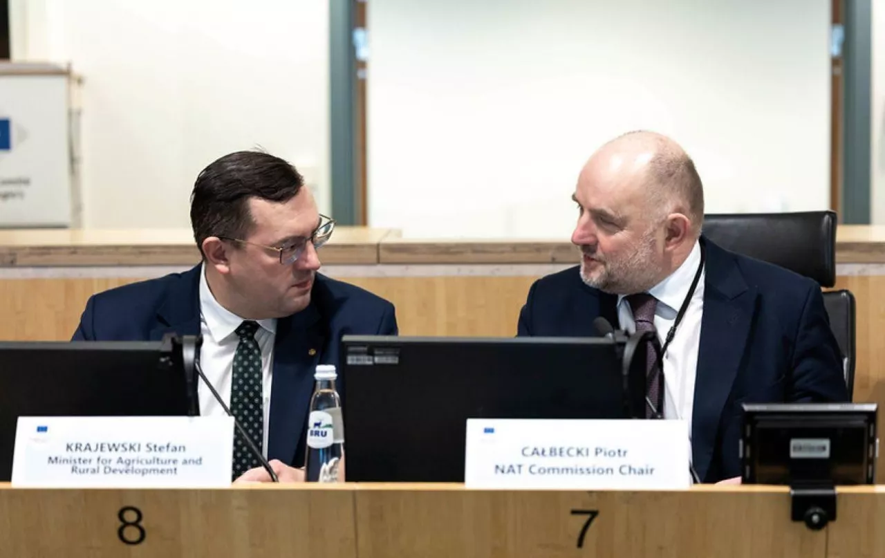 Stefan Krajewski, minister rolnictwa i rozwoju wsi, i Piotr Całbecki, przewodniczący Komisji Zasobów Naturalnych Europejskiego Komitetu Regionów podczas dialogu wysokiego szczebla w dniu 3 marca 2026 r.