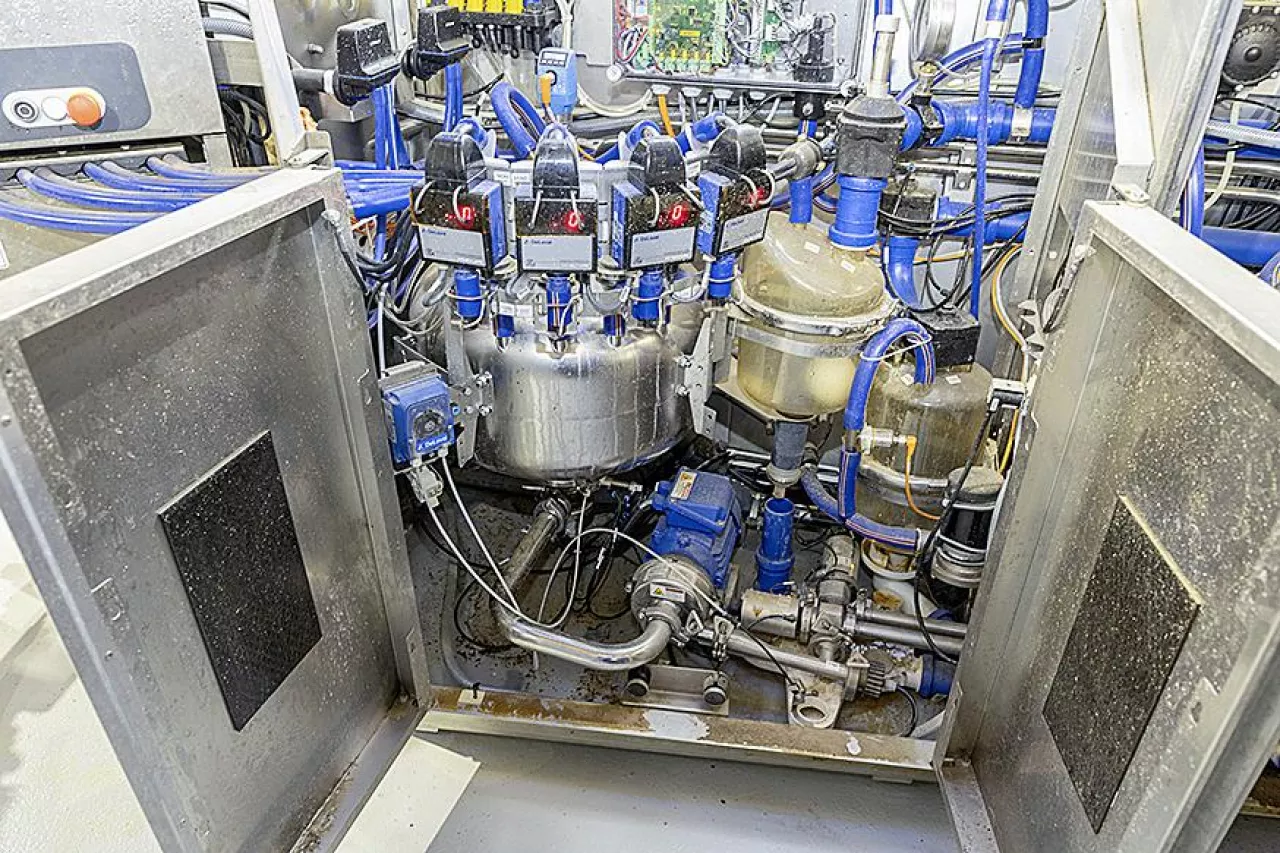 Przy każdym robocie zastosowany jest zbiornik końcowy. Po zakończeniu doju mleko jest przepompowywane do przewodu ciśnieniowego. Rurociąg prowadzony jest nad ziemią