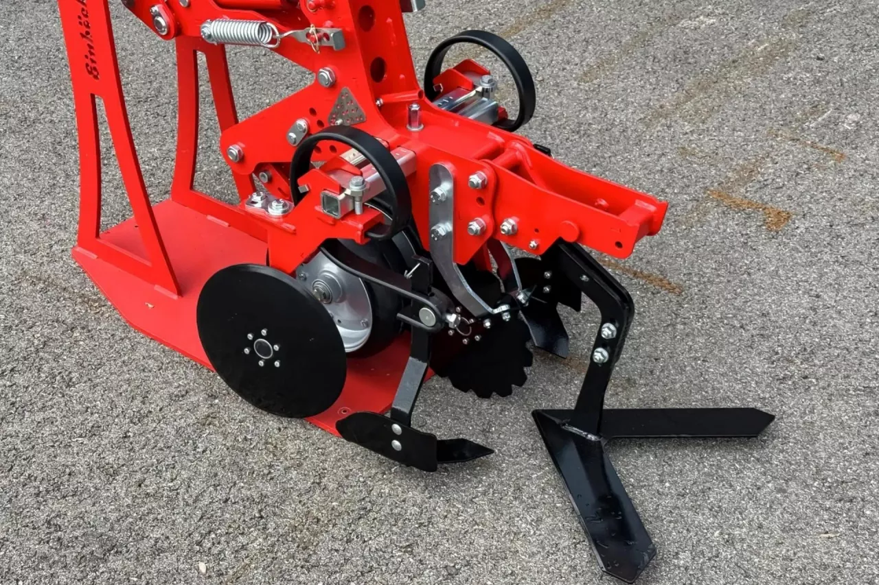 Einböck Chopstar Titan – pielnik międzyrzędowy do pracy w resztkach pożniwnych Sekcja robocza pielnika Einböck Chopstar Titan z tarczą tnącą i redlicą Pielnik Einböck Chopstar Titan w kukurydzy w systemie uproszczonej uprawy Einböck Chopstar Titan do mechanicznego zwalczania chwastów w mulczu Pielnik Chopstar Titan firmy Einböck przystosowany do pracy w strip-till i mulczu