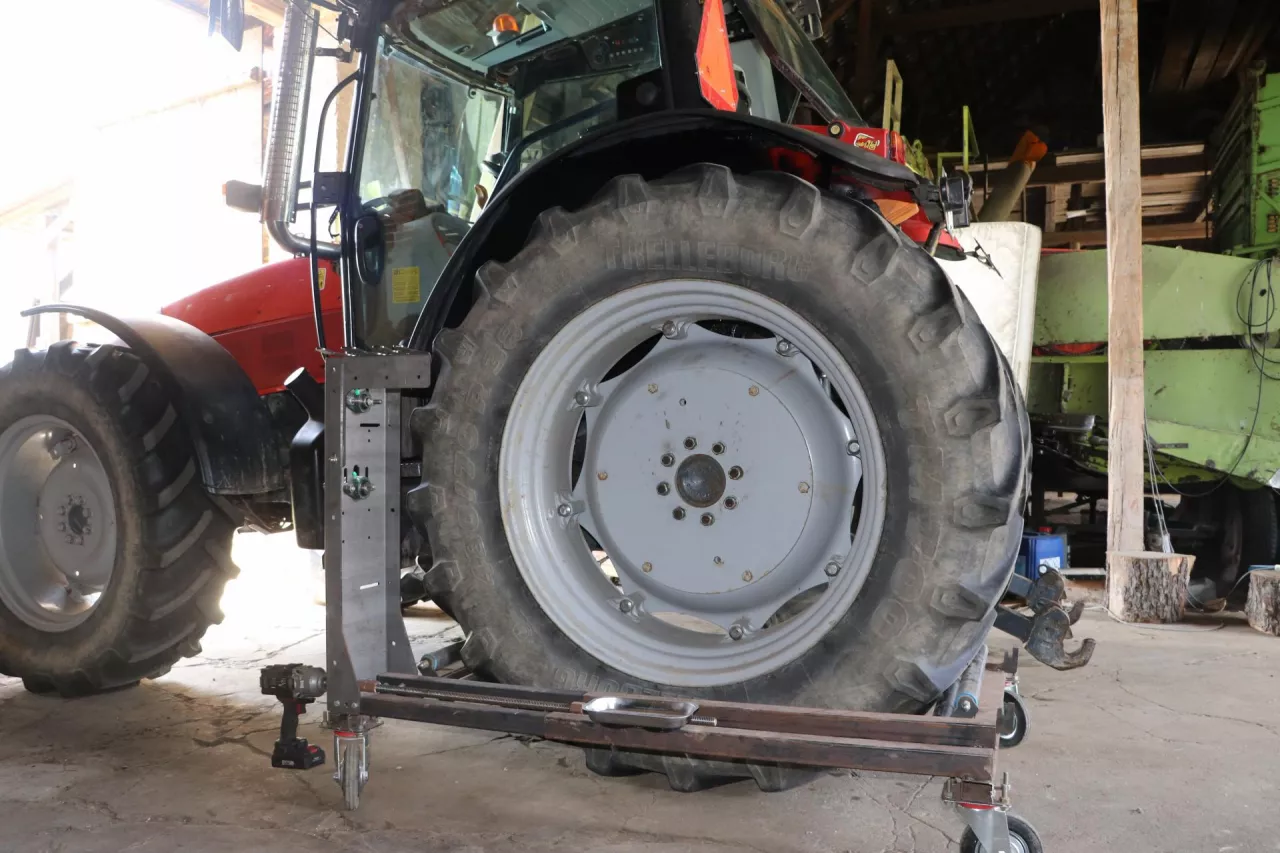 Zbudowany przez rolnika specjalny wózek, który ułatwia demontażu kół w ciągniku rolniczym