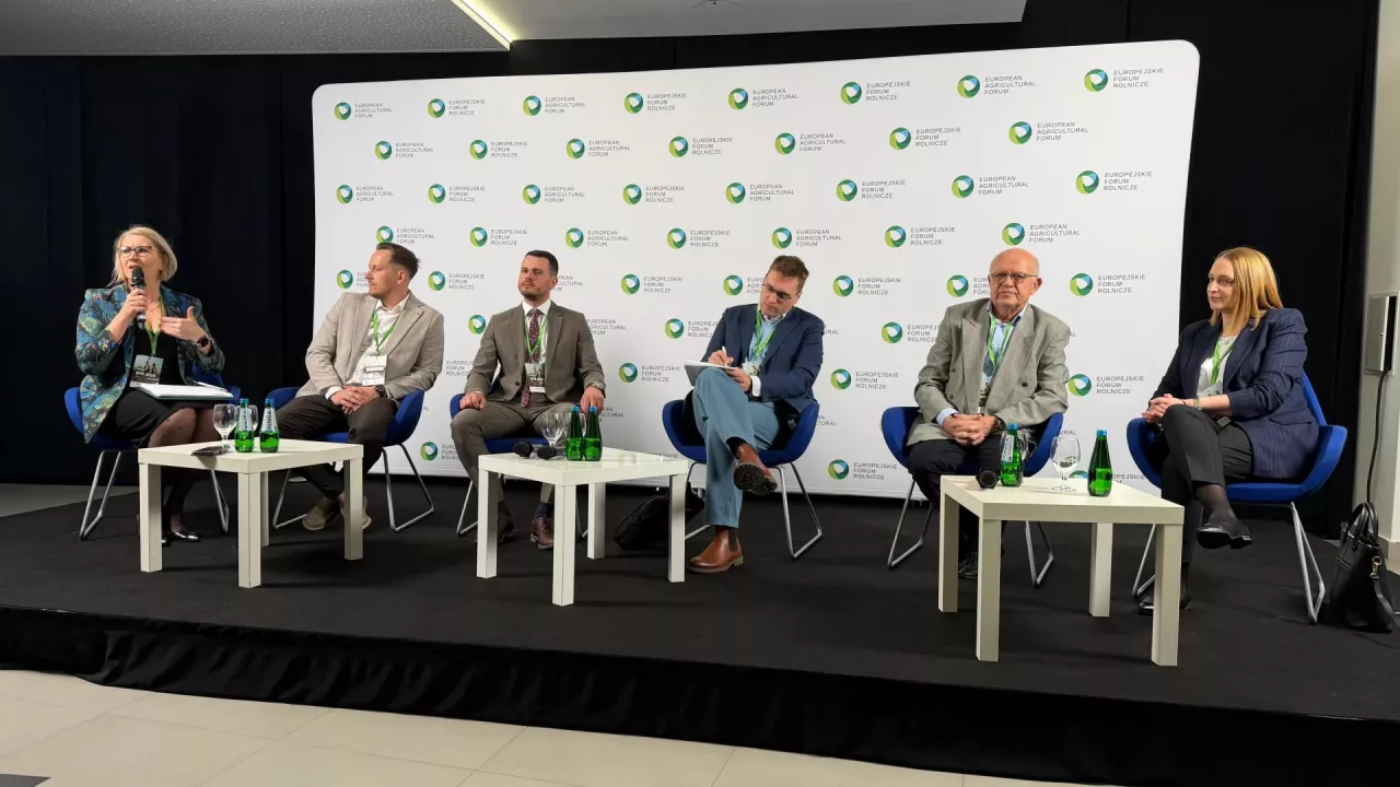 Podczas penelu przypominano, że zróżnicowana biomasa nie tylko zwiększa zawartość próchnicy, ale także poprawia retencję wody oraz wspiera aktywność biologiczną