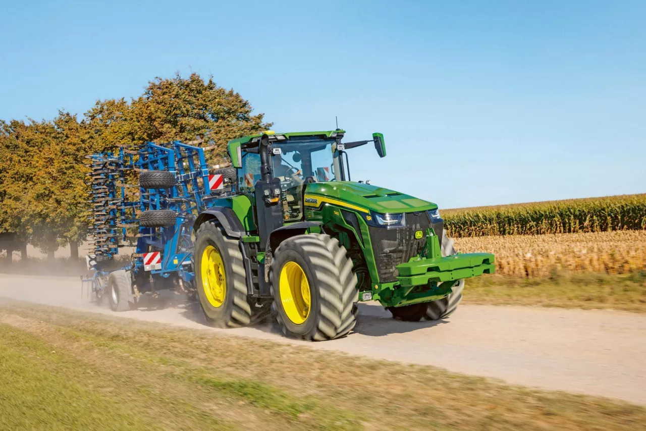 Ciągnik John Deere 8R na drodze 