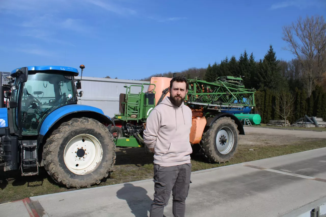 Gospodarstwo jest dobrze umaszynowione, a dane z pracy siewników, czy opryskiwaczy też dostarczają wiele cennych informacji. Gospodarz świadczy maszynami usługi co stanowi dodatkowy przychód gospodarstwa
