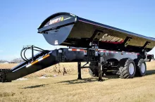 Przyczepa rolnicza z przestawnymi osiami