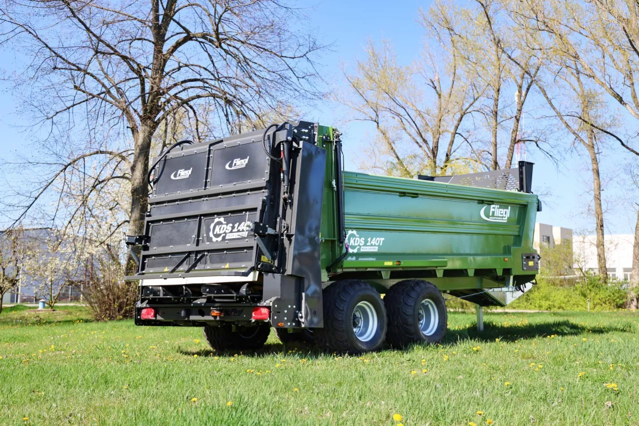 Fliegl wprowadza nowy model rozrzutnika obornika KDS 140