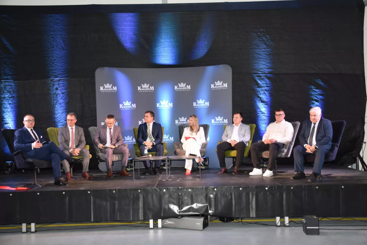 Uczestnicy debaty poświęconej technologii i ekonomii rolnictwa