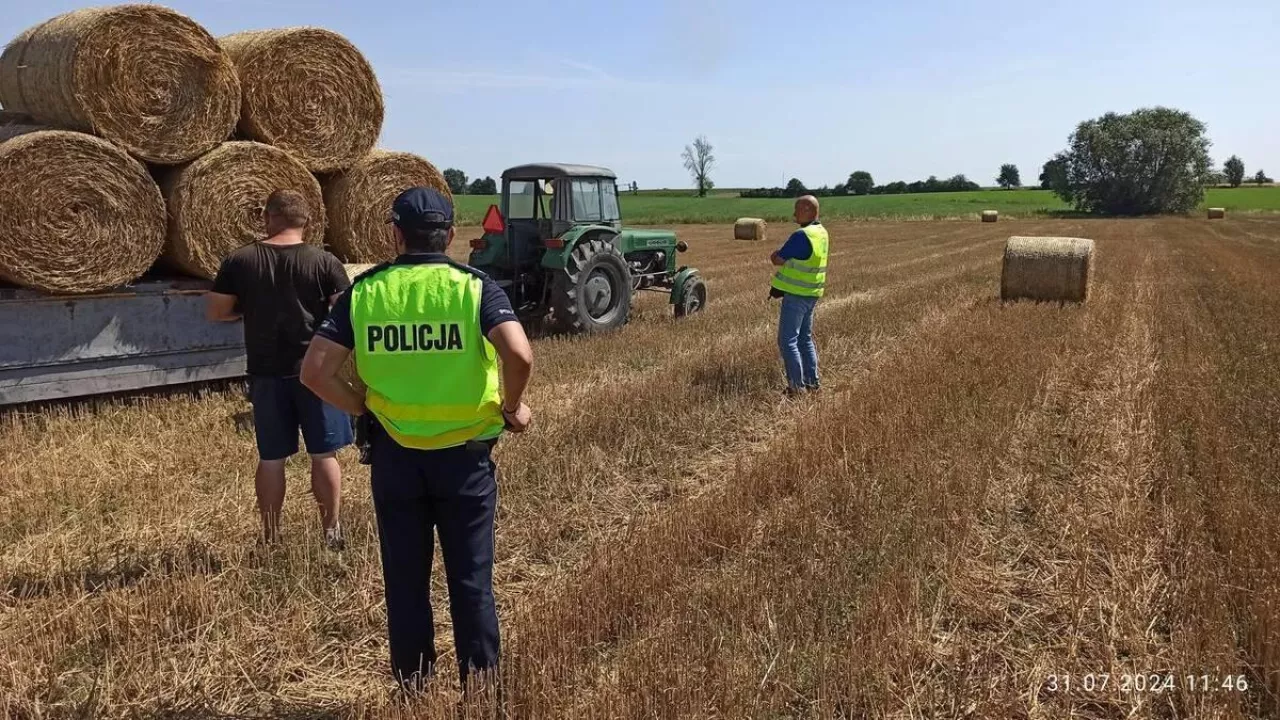 Policja kontroluje rolników na polu.