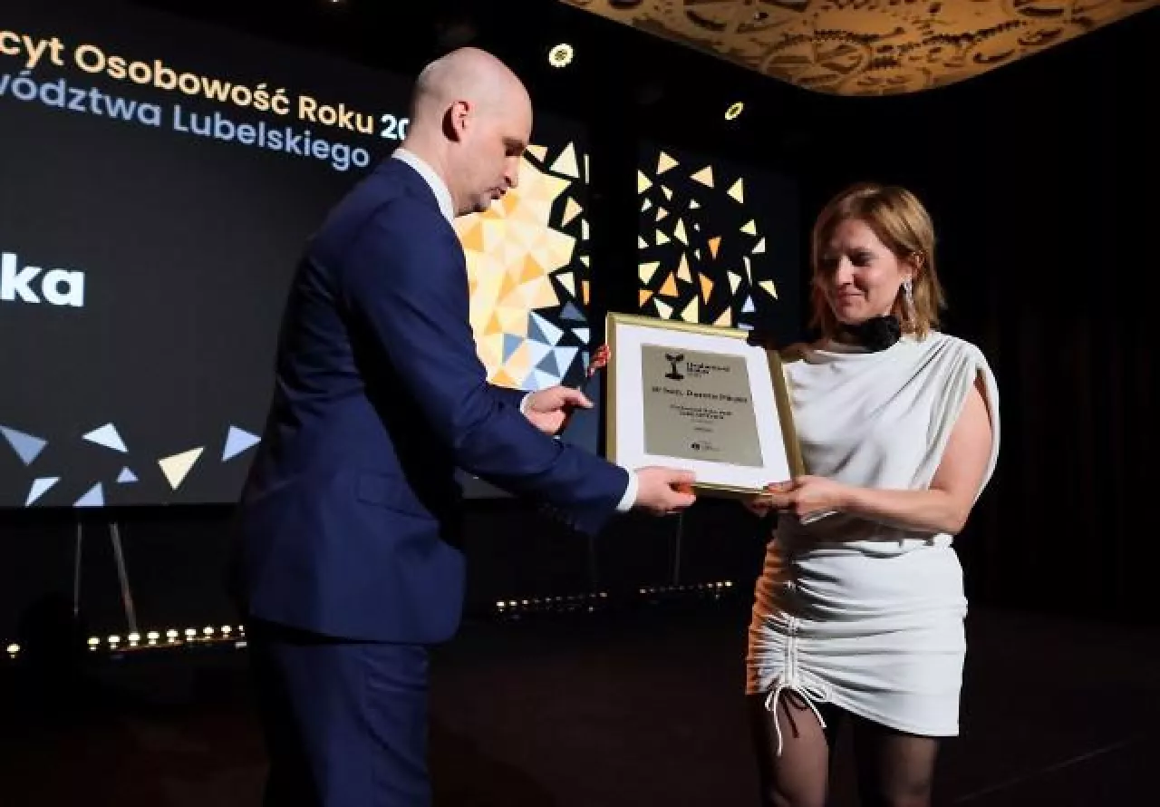 Dyplom i gratulacje zwycięstwa w kategorii Nauka w plebiscycie ”Osobowość Roku 2025” woj. lubelskiego. Na zdjęciu dr hab. Dorota Pikuła w towarzystwie Krzysztofa Nowackiego, redaktora naczelnego Kuriera Lubelskiego