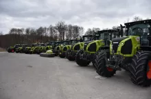 Szereg ciągników Claas na placu 