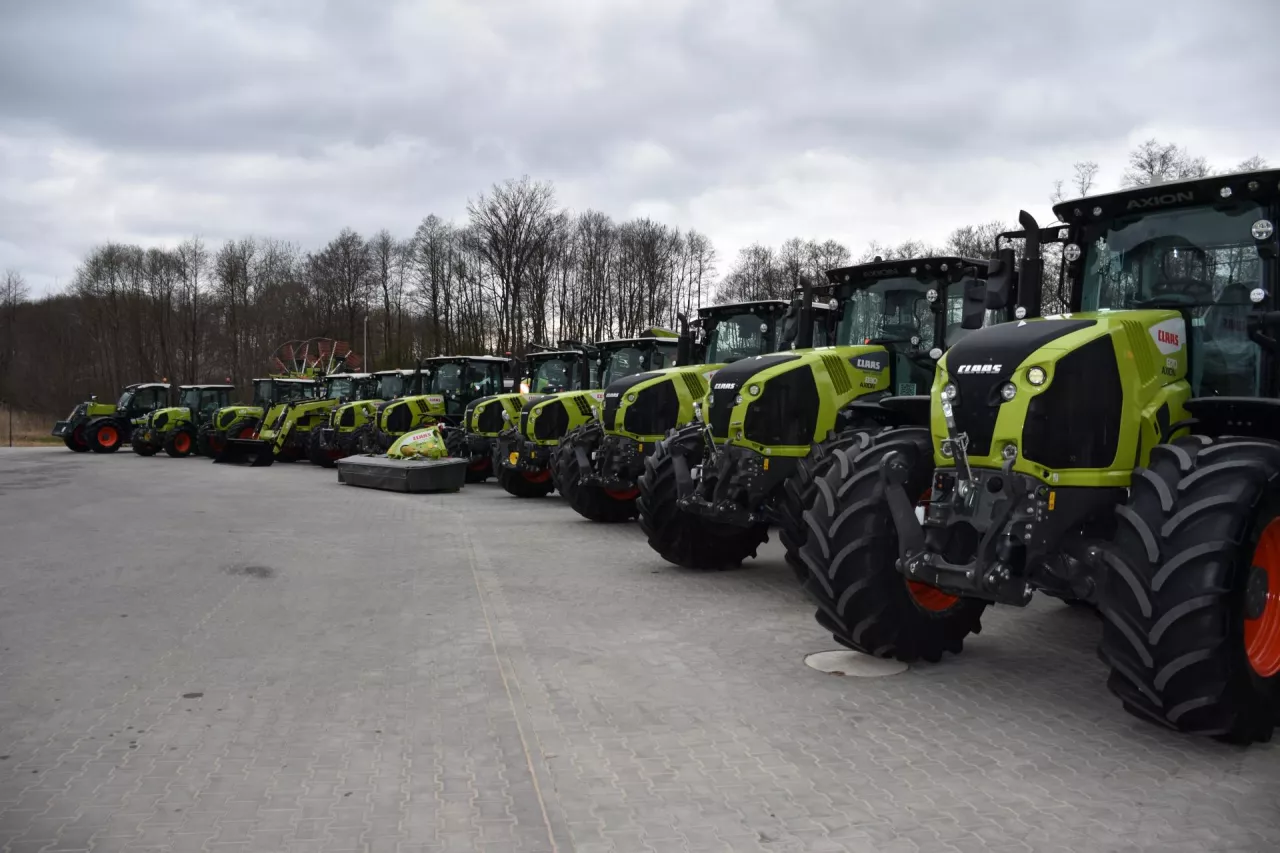 Szereg ciągników Claas na placu 
