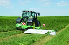 Kosiarka dyskowa KT 301 H z hydropneumatycznym odciążeniem podczas pracy na łące