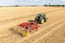 Pottinger doposaża kultywator Plano do walki z chwastami.