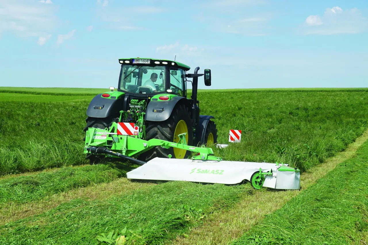 Kosiarka dyskowa KT 301 H z hydropneumatycznym odciążeniem podczas pracy na łące