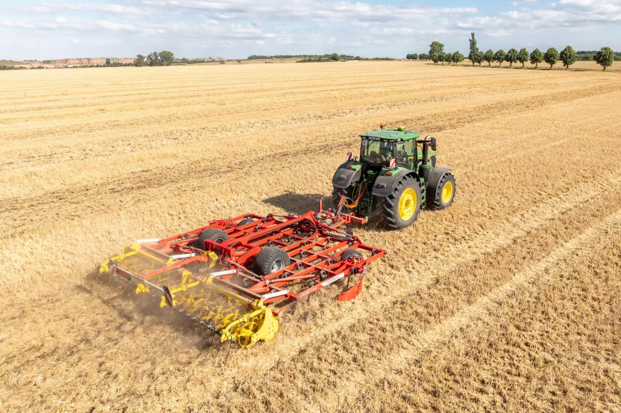 Pottinger doposaża kultywator Plano do walki z chwastami.