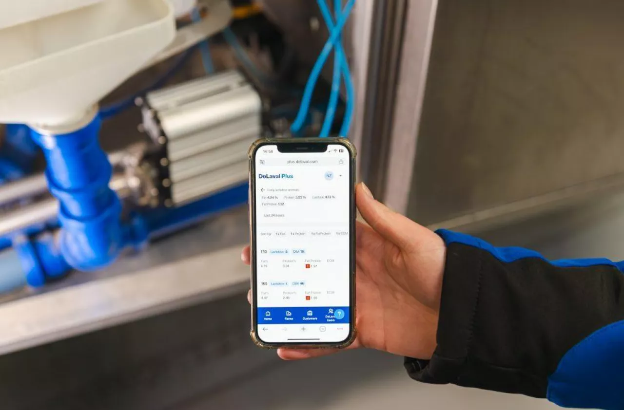 Zmierzona przez czujnik DeLaval Milk Solids Analysis zawartość tłuszczu, białka i laktozy w mleku będzie dostępna w portalu DeLaval Plus.